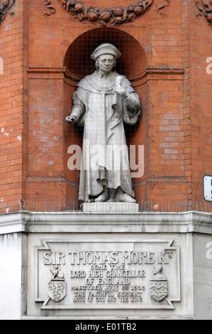 London, England, Vereinigtes Königreich. Thomas More Kammern, 51 Carey Street. Detail der Fassade. Statue (1888: Sir George Sherrin) von Sir Thomas More Stockfoto
