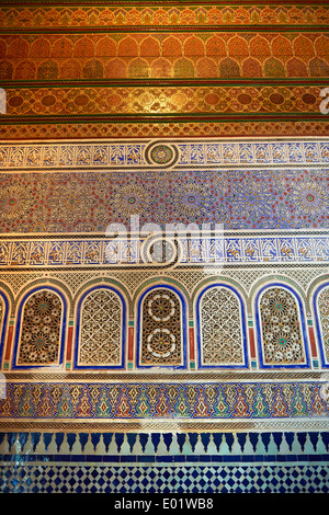 Berber Arabesque dekorative Zellige-Fliesen und bemalte Holzdecke Bou Ahmed Harem. Bahia-Palast, Marrakesch, Marokko Stockfoto