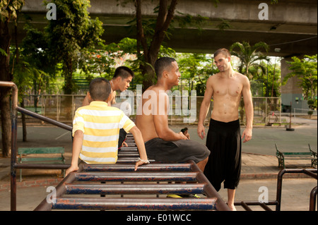 Babngkok, Thailand - junge Männer üben freerunning Stockfoto