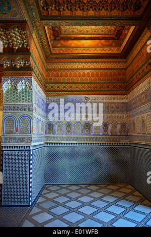 Berber Arabesque dekorative Zellige-Fliesen und bemalte Holzdecke Bou Ahmed Harem. Bahia-Palast, Marrakesch, Marokko Stockfoto