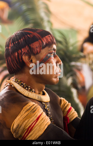 Altamira, Brasilien. "Xingu Vivo Para Sempre" Protest Sitzung über die geplanten Belo Monte Hydroeletric Staudamms und andere Staudämme am Xingu-Fluss und seinen Nebenflüssen. Indianer aus dem Alto Xingu, Xingu Indigenous Park mit vollen zeremonielle Körper Gesicht und Haar Farbe suchen Sie wütend. Stockfoto