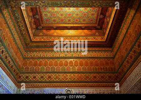 Berber Arabesque dekorative Zellige-Fliesen und bemalte Holzdecke Bou Ahmed Harem. Bahia-Palast, Marrakesch, Marokko Stockfoto