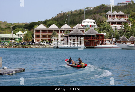 ein kleines Motorboot Segel über Falmouth Harbour in Antigua Stockfoto