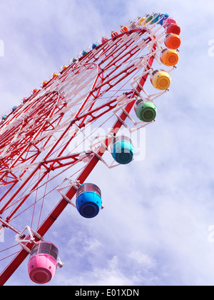 Riesige Sky Wheel-Riesenrad mit bunten Gondeln in Palette Town, Odaiba, Tokio, Japan. Stockfoto