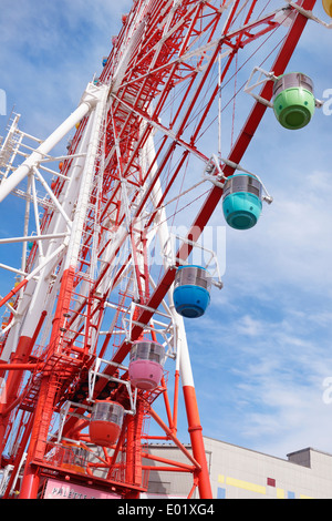 Riesige Sky Wheel-Riesenrad mit bunten Gondeln in Palette Town, Odaiba, Tokio, Japan. Stockfoto