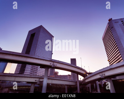 Abstrakt erhöhten Autobahnkreuz während des Sonnenuntergangs in Tokio, Japan. Stockfoto