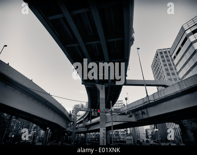 Abstrakt erhöhten Autobahnkreuz in Tokio, Japan. Schwarz und weiß. Stockfoto