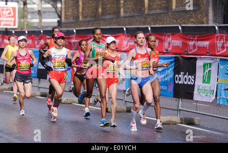 Image Datei.  Lilya Shobukhova (Russland) London Marathon 2010 Gewinner wird von der russischen Leichtathletik-Verband für zwei Jahre für Blut-Doping verboten.  Ihre London-Leistung wird aus den Rekordbüchern entfernt werden.  Im Bild - führt Lilya Shobukhova die elitären Frauen in der Nähe von Meile 13 in den London-Marathon 2010 am 25. April 2010.   Bildnachweis: Stephen Chung/Alamy Live-Nachrichten Stockfoto