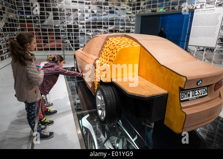 Besucher prüfen, Auto-Design-Modell im BMW Museum in München Stockfoto
