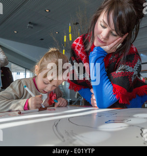 Kind, die Erstellung von Grafiken während der jährlichen Kinderfest in Reykjavik, Island Stockfoto