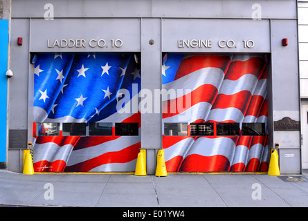 Patriotische Türen des FDNY Leiter 10 10 Maschinenhaus auf der Straße Ground Zero in Lower Manhattan. Stockfoto