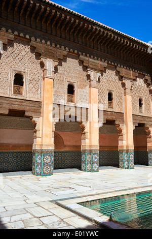 Berber Arabesken Morcabe Stuckarbeiten des 14. Jahrhunderts Ben Youssef Madersa, Marokko Stockfoto