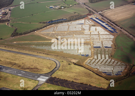 Aerial View von Solar Farm Under Construction, Alconbury Flugplatz in der Nähe des Abtes Ripton Stockfoto