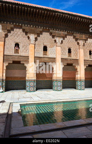 Berber Arabesken Morcabe Stuckarbeiten des 14. Jahrhunderts Ben Youssef Madersa, Marokko Stockfoto