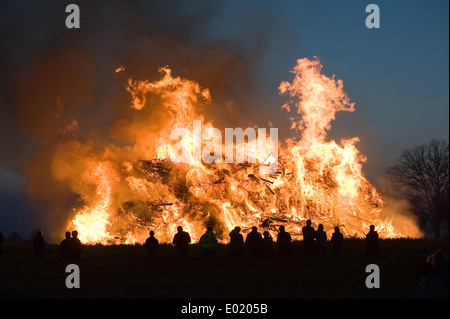 Menschen beobachten ein riesiges Feuer, eine Tradition mit Ostern in Nordwest-Europa. Stockfoto