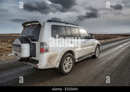 Mitsubishi Pajero 4wd fahren auf einer Route von Kolgrafarfjordur Fjord, Snaefellsnes Halbinsel, Island Stockfoto