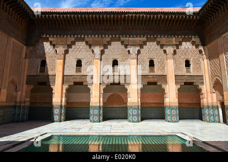 Berber Arabesken Morcabe Stuckarbeiten des 14. Jahrhunderts Ben Youssef Madersa, Marokko Stockfoto