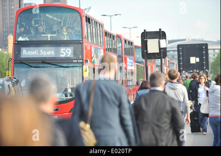 Waterloo Bridge, London, UK. 29. April 2014. Waterloo Bridge ist voll von Pendlern zu Fuß oder mit dem Bus, die ihren Weg nach Hause. Bildnachweis: Matthew Chattle/Alamy Live-Nachrichten Stockfoto