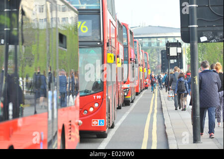 Waterloo Bridge, London, UK. 29. April 2014. Waterloo Bridge ist voll von Pendlern zu Fuß oder mit dem Bus, die ihren Weg nach Hause. Bildnachweis: Matthew Chattle/Alamy Live-Nachrichten Stockfoto