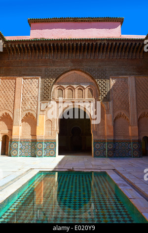 Berber Arabesken Morcabe Stuckarbeiten des 14. Jahrhunderts Ben Youssef Madersa, Marokko Stockfoto