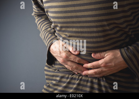 Schmerzen im Unterleib. Mann leidet unter Magenschmerzen. Er hat seinen Bauch und verletzt hat. Stockfoto