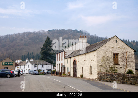 Blick entlang der Hauptstraße durch alte Lakeland Village in Lake District National Park, Pooley Bridge, Cumbria, England, Großbritannien, Großbritannien Stockfoto