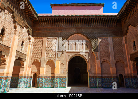 Berber Arabesken Morcabe Stuckarbeiten des 14. Jahrhunderts Ben Youssef Madersa, Marokko Stockfoto