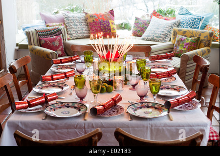 Tabelle mit Cracker für Weihnachten dekoriert. Stockfoto