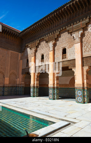 Berber Arabesken Morcabe Stuckarbeiten des 14. Jahrhunderts Ben Youssef Madersa, Marokko Stockfoto