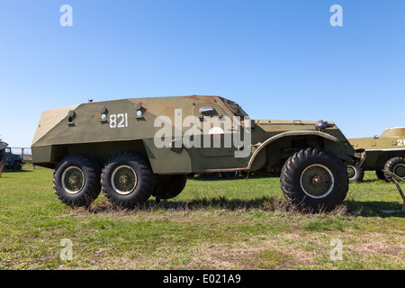 TOGLIATTI, Russland - 2. Mai 2013: Ein altes Rad sowjetischen BTR-152 gepanzerte Mannschaftswagen befindet sich in Togliatti Technikmuseum Stockfoto