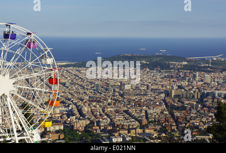 Barcelona, Spanien - 27 April 2014: Menschen auf ein Riesenrad mit Blick über Barcelona.  Im April 2014 in Barcelona Stockfoto