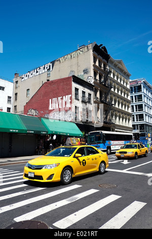 Legendären New Yorker Taxis warten an einer Kreuzung in Manhattan. Stockfoto