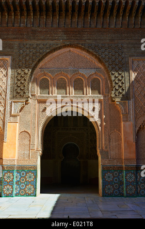 Berber Arabesken Morcabe Stuckarbeiten des 14. Jahrhunderts Ben Youssef Madersa, Marokko Stockfoto