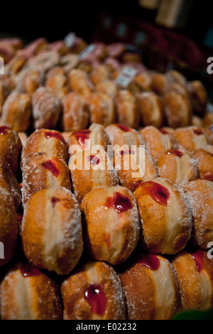 Jam Doughnuts zu verkaufen Stockfoto