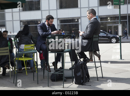 Zwei Geschäftsleute machen Sie eine Pause im Bryant Park; 42nd St. & 6th Avenue in Manhattan. Stockfoto