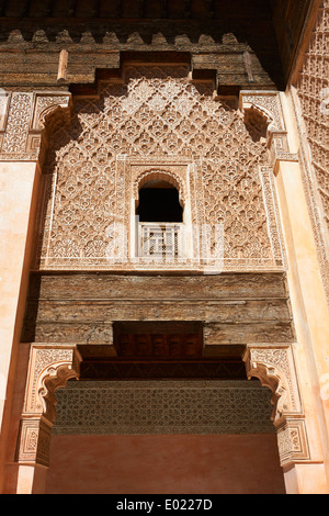 Berber Arabesken Morcabe Stuckarbeiten des 14. Jahrhunderts Ben Youssef Madersa, Marokko Stockfoto