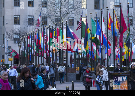 Internationale Fahnen wehen im Wind im Rockefeller Center Plaza in Midtown Manhattan. Stockfoto