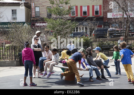 Kinder spielen & haben Spaß zusammen an der Vanderbilt-Spielplatz im Prospect Park, Brooklyn, NY. Stockfoto