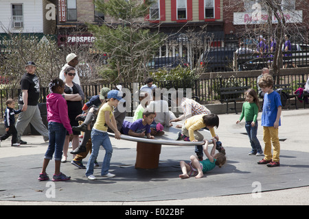 Kinder spielen & haben Spaß zusammen an der Vanderbilt-Spielplatz im Prospect Park, Brooklyn, NY. Stockfoto