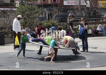 Kinder spielen & haben Spaß zusammen an der Vanderbilt-Spielplatz im Prospect Park, Brooklyn, NY. Stockfoto