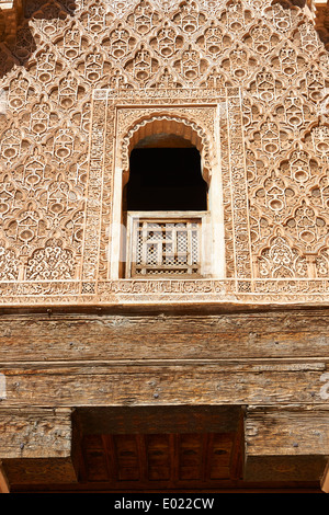 Berber Arabesken Morcabe Stuckarbeiten des 14. Jahrhunderts Ben Youssef Madersa, Marokko Stockfoto