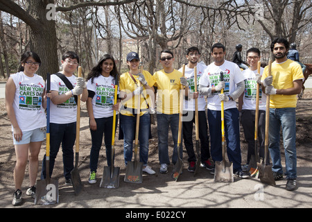 NYU Studenten & Mitarbeiter von Ernst & Jung ehrenamtlich im Park Cleanup Days veranstaltet von New York kümmert sich am Prospect Park, Brooklyn NY Stockfoto