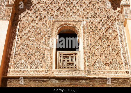 Berber Arabesken Morcabe Stuckarbeiten des 14. Jahrhunderts Ben Youssef Madersa, Marokko Stockfoto