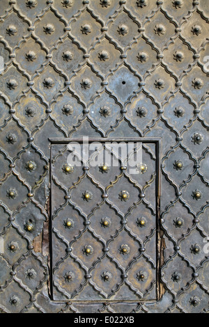 Ein Detail der schweren Tür in der Jama Masjid (Freitagsmoschee), Alt-Delhi, Indien Stockfoto