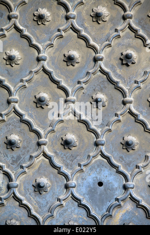 Ein Detail der schweren Tür in der Jama Masjid (Freitagsmoschee), Alt-Delhi, Indien Stockfoto