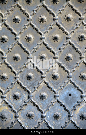 Ein Detail der schweren Tür in der Jama Masjid (Freitagsmoschee), Alt-Delhi, Indien Stockfoto