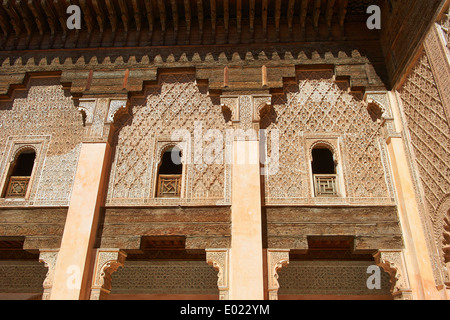 Berber Arabesken Morcabe Stuckarbeiten des 14. Jahrhunderts Ben Youssef Madersa, Marokko Stockfoto