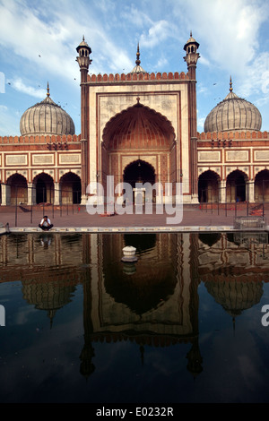 Ein Mann wäscht rituell in einem Pool, der reflektiert die Jama Masjid (Freitagsmoschee), Alt-Delhi, Indien Stockfoto