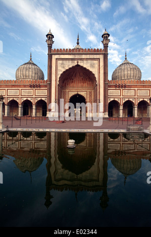 Die Jama Masjid (Freitags-Moschee) spiegelt sich in einem Pool für rituelle Waschungen, Alt-Delhi, Indien Stockfoto