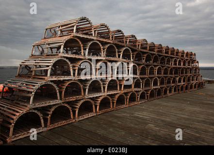 Hummerfallen gestapelt auf einer Werft in Pictou in Nova Scotia. Stockfoto